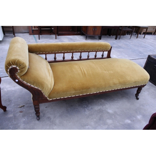 2908 - A LATE VICTORIAN MAHOGANY CHAISE LONGUE WITH TURNED LEGS AND SPINDLES