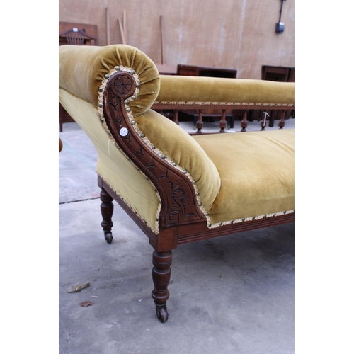 2908 - A LATE VICTORIAN MAHOGANY CHAISE LONGUE WITH TURNED LEGS AND SPINDLES