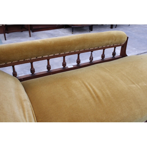 2908 - A LATE VICTORIAN MAHOGANY CHAISE LONGUE WITH TURNED LEGS AND SPINDLES