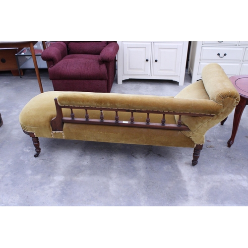 2908 - A LATE VICTORIAN MAHOGANY CHAISE LONGUE WITH TURNED LEGS AND SPINDLES