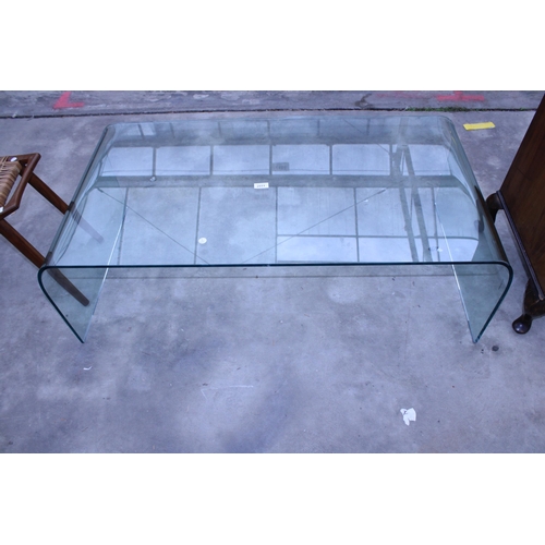 2911 - A GLASS COFFEE TABLE, 47