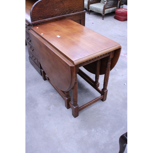 2924 - AN OAK GATELEG TABLE ON TURNED LEGS 58