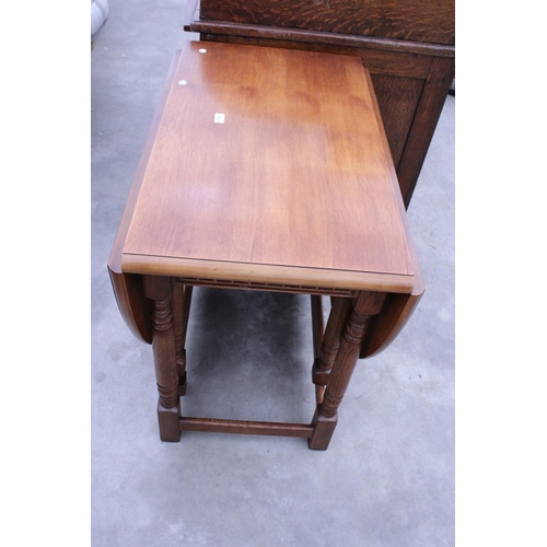 2924 - AN OAK GATELEG TABLE ON TURNED LEGS 58