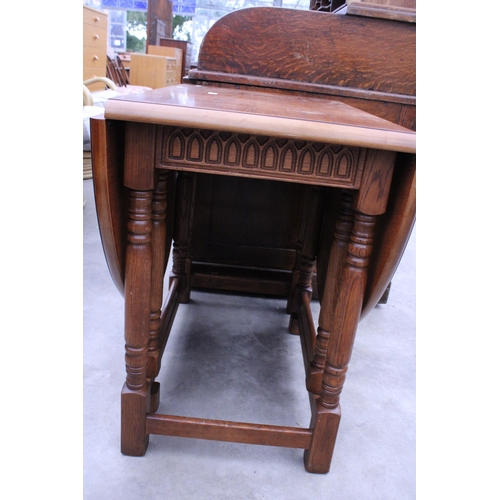 2924 - AN OAK GATELEG TABLE ON TURNED LEGS 58