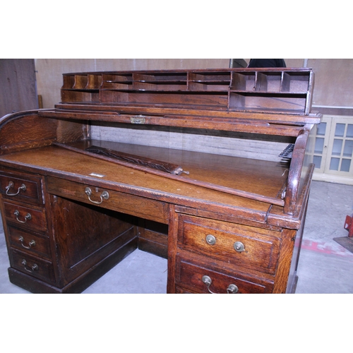 2925 - AN EARLY 20TH CENTURY OAK ROLL-TOP DESK, 60