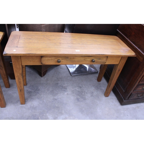 2926 - AN OAK SIDE TABLE WITH SINGLE DRAWER, 50