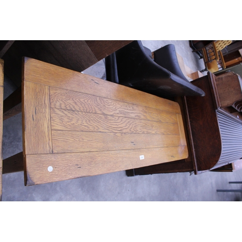 2926 - AN OAK SIDE TABLE WITH SINGLE DRAWER, 50