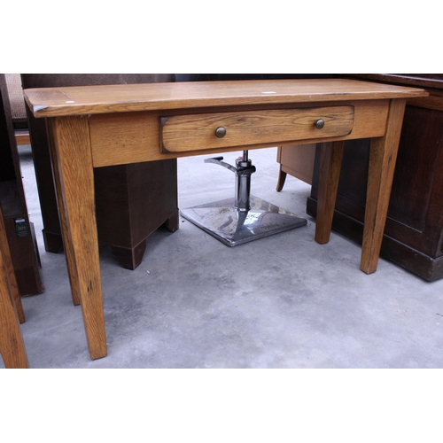 2926 - AN OAK SIDE TABLE WITH SINGLE DRAWER, 50