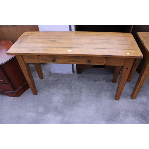 2927 - AN OAK SIDE TABLE WITH SINGLE DRAWER, 50