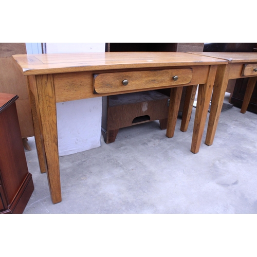 2927 - AN OAK SIDE TABLE WITH SINGLE DRAWER, 50