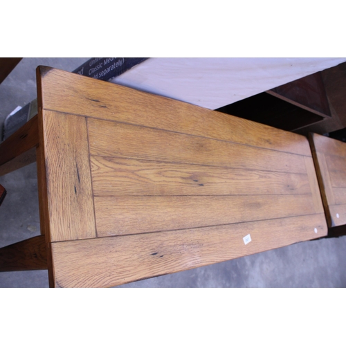 2927 - AN OAK SIDE TABLE WITH SINGLE DRAWER, 50