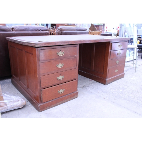 2946 - AN EDWARDIAN OAK TWIN PEDESTAL DESK ENCLOSING EIGHT DRAWERS WITH INSET LEATHER EFFECT TOP, 72