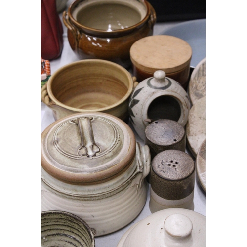 237 - A QUANTITY OF STUDIO POTTERY TO INCLUDE SHELL DISHES, PLAQUES, COOKING POTS, A SALT PIG, CRUET SET, ... 