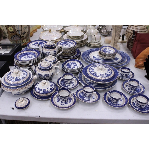 243 - A VINTAGE BOOTHS, 'REAL OLD WILLOW' PATTERN DINNER SERVICE (APPROX 95 PIECES) TO INCLUDE SERVING TUR... 