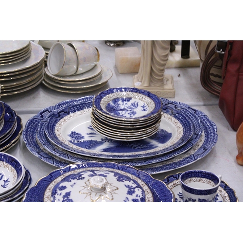 243 - A VINTAGE BOOTHS, 'REAL OLD WILLOW' PATTERN DINNER SERVICE (APPROX 95 PIECES) TO INCLUDE SERVING TUR... 