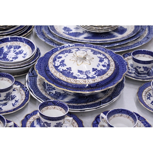 243 - A VINTAGE BOOTHS, 'REAL OLD WILLOW' PATTERN DINNER SERVICE (APPROX 95 PIECES) TO INCLUDE SERVING TUR... 