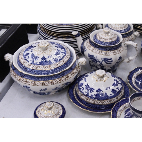 243 - A VINTAGE BOOTHS, 'REAL OLD WILLOW' PATTERN DINNER SERVICE (APPROX 95 PIECES) TO INCLUDE SERVING TUR... 