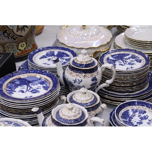 243 - A VINTAGE BOOTHS, 'REAL OLD WILLOW' PATTERN DINNER SERVICE (APPROX 95 PIECES) TO INCLUDE SERVING TUR... 