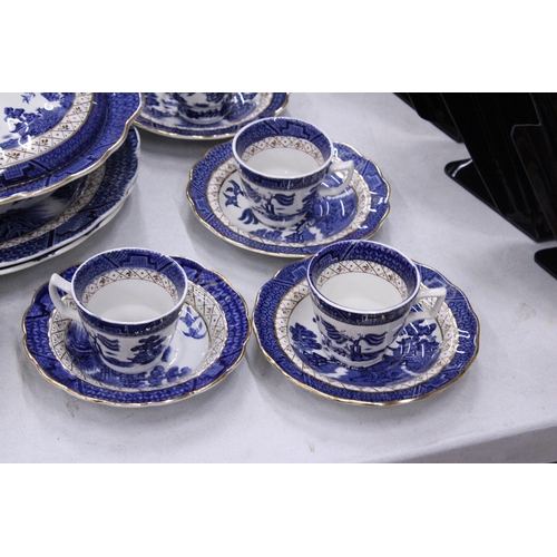 243 - A VINTAGE BOOTHS, 'REAL OLD WILLOW' PATTERN DINNER SERVICE (APPROX 95 PIECES) TO INCLUDE SERVING TUR... 