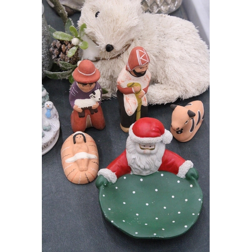 251 - A QUANTITY OF CHRISTMAS RELATED ORNAMENTS TO INCLUDE A LARGE CERAMIC SNOWMAN, REINDEER, CANDLE HOLDE... 