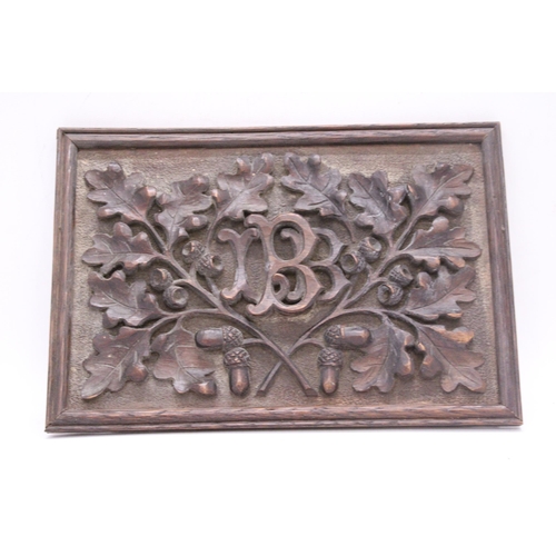 252 - AN ANTIQUE WOODEN WALL PLAQUE CARVED WITH ACORN AND OAK LEAF DECORATION, 24CM X 17CM