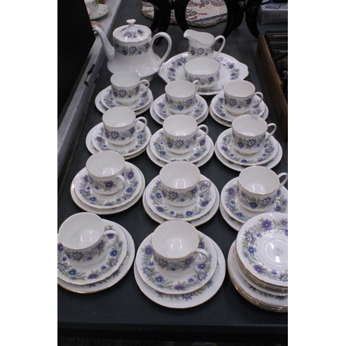 260 - A PARAGON 'CHERWELL' TEASET TO INCLUDE A TEAPOT, CREAM JUG, SUGAR BOWL, CAKE PLATE, CUPS, SAUCERS AN... 