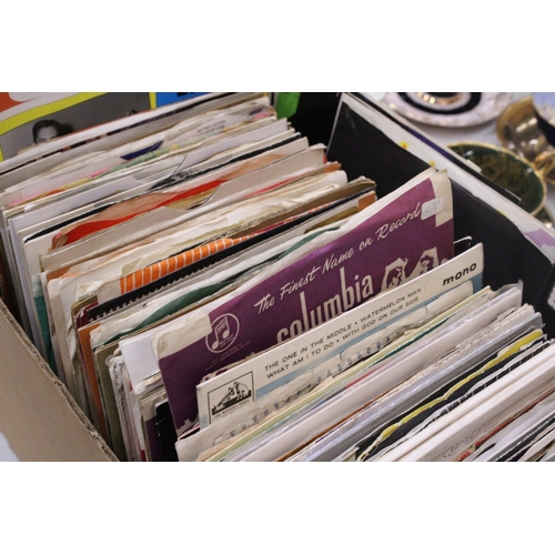 266 - A LARGE COLLECTION OF VINYL SINGLES TO INCLUDE T-REX, CILLA BLACK, QUEEN, MANFRED MANN, ETC