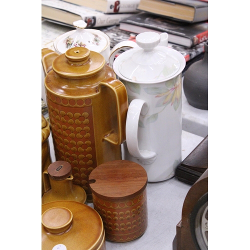 283 - A QAUNTITY OF CERAMICS TO INCLUDE HORNSEA POTTERY 'SAFFRON' COFFEE POT, LIDDED POTS AND OIL BOTTLE, ... 