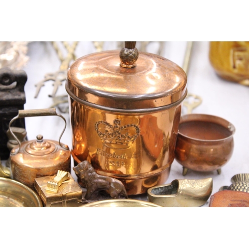 284 - A QUANTITY OF COPPER AND BRASS TO INCLUDE AN ELIZABETH R, 1953  LIDDED POT, SMALL DISHES, WEIGHTS, B... 