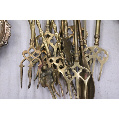 285 - A QUANTITY OF BRASS TOASTING FORKS, ETC