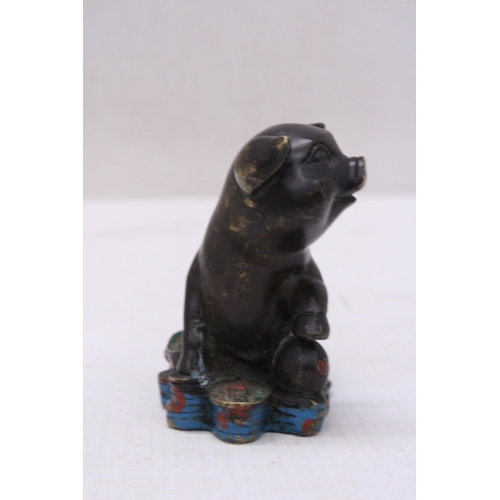 289 - A CHINESE BRONZE PIG - SIGNED, HEIGHT 8CM