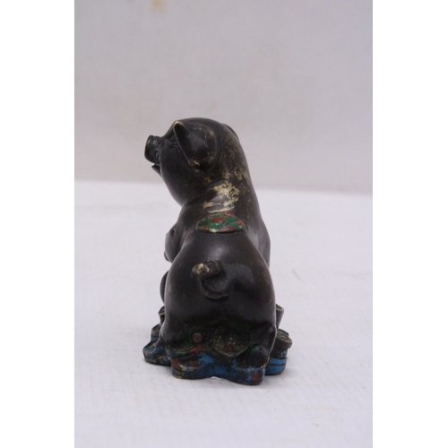 289 - A CHINESE BRONZE PIG - SIGNED, HEIGHT 8CM