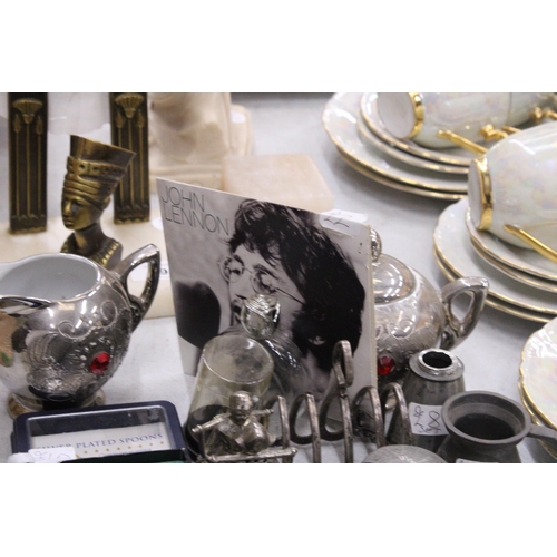 294 - A MIXED LOT OF SMALL COLLECTABLES TO INCLUDE PEWTER, A SILVER COLOURED CERAMIC SUGAR BOWL AND CREAM ... 