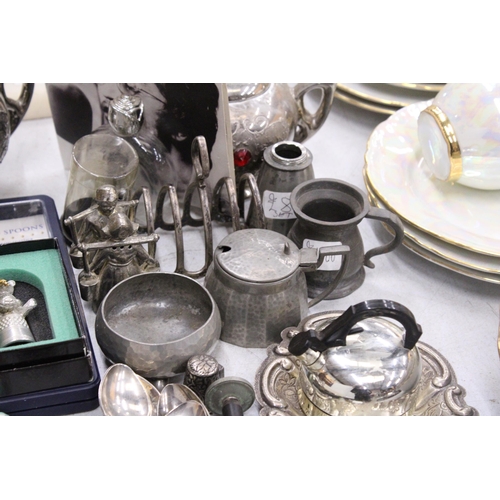 294 - A MIXED LOT OF SMALL COLLECTABLES TO INCLUDE PEWTER, A SILVER COLOURED CERAMIC SUGAR BOWL AND CREAM ... 