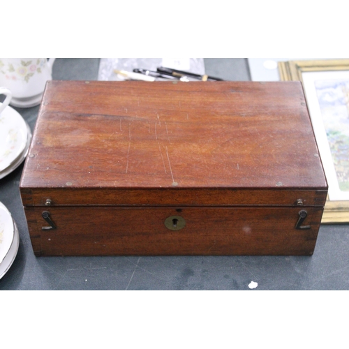 74 - AN EARLY 20TH CENTURY, STUDENT'S BRASS AND BLACK FINISH METAL MONOCULAR MICROSCOPE