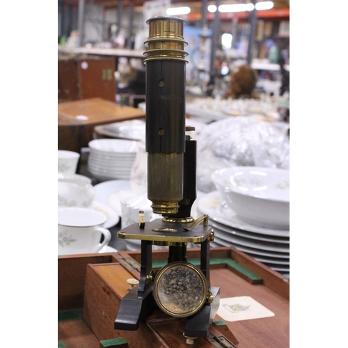 74 - AN EARLY 20TH CENTURY, STUDENT'S BRASS AND BLACK FINISH METAL MONOCULAR MICROSCOPE