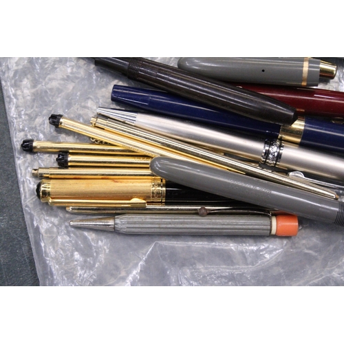 75 - A QUANTITY OF PENS AND PENCILS TO INCLUDE FIVE WITH 14CT NIBS