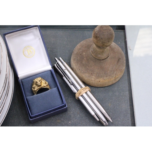 76 - A MIXED LOT TO INCLUDE A LION'S HEAD RING WITH THE INSCRIPTION 'HEART OF A LION', A QUANTITY OF PENS... 