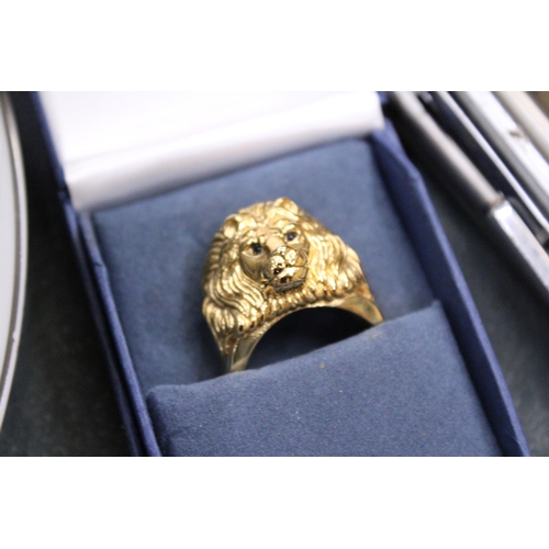 76 - A MIXED LOT TO INCLUDE A LION'S HEAD RING WITH THE INSCRIPTION 'HEART OF A LION', A QUANTITY OF PENS... 