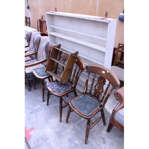 3025 - A LARGE PAINTED PINE SHELVING UNIT, A SMALL OAK SHELF AND THREE DINING CHAIRS