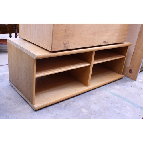 3028 - AN ASSORTMENT OF OAK EFFECT FURNITURE TO INCLUDE A CHEST OF DRAWERS AND A SHELVING UNIT ETC