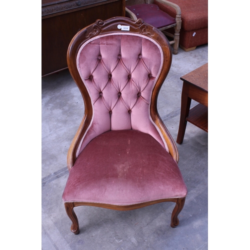 3034 - A VICTORIAN STYLE BUTTON BACK SPOON BACK CHAIR