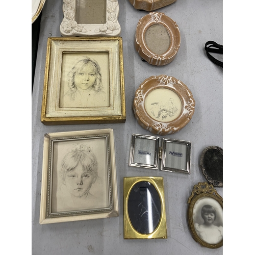 157 - TWELVE MINIATURE PHOTOFRAMES TO INCLUDE TWO GILT REPRODUCTION PROTRAITS, PLUS THREE MINIATURE BUSTS