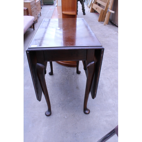 3039 - AN EARLY 20TH CENTURY OAK GATE-LEG DINING TABLE ON CABRIOLE LEGS, 59