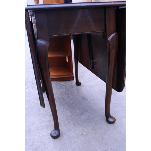 3039 - AN EARLY 20TH CENTURY OAK GATE-LEG DINING TABLE ON CABRIOLE LEGS, 59