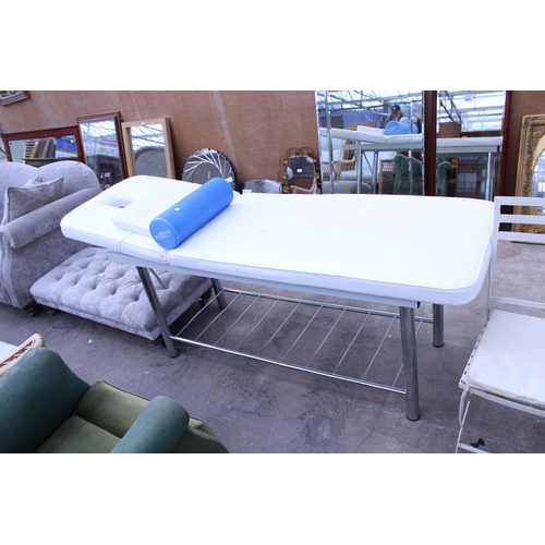 3044 - A MODERN TREATMENT/MASSAGE BED ON POLISHED CHROME LEGS AND STORAGE RACK WITH MAXIMO FITNESS TUBE