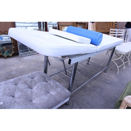 3044 - A MODERN TREATMENT/MASSAGE BED ON POLISHED CHROME LEGS AND STORAGE RACK WITH MAXIMO FITNESS TUBE