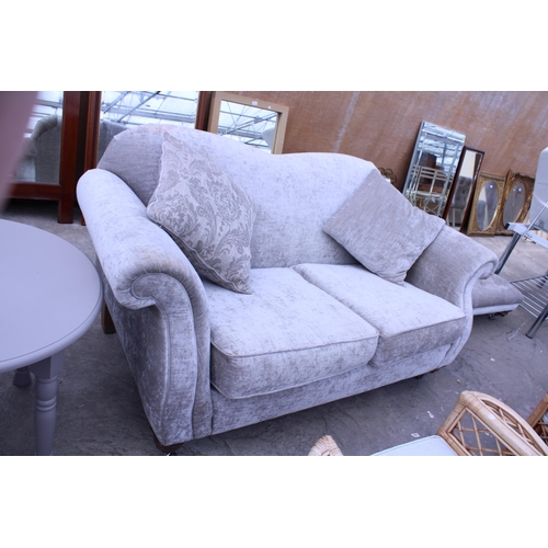 3045 - A MODERN VICTORIAN STYLE PARKER- KNOLL TWO SEATER SETEE ON TURNED LEGS WITH MATCHING STOOL