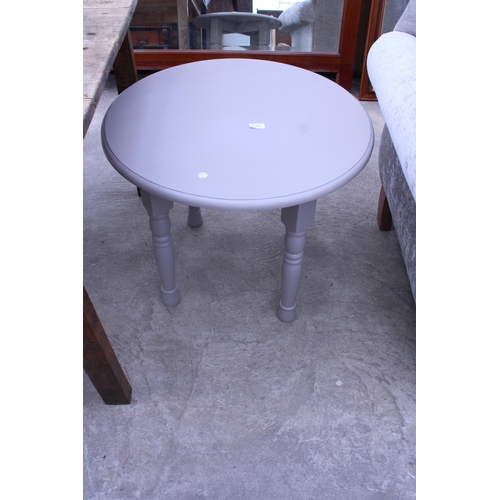 3046 - A MODERN GREY PAINTED OCCASIONAL TABLE ON TURNED LEGS 27