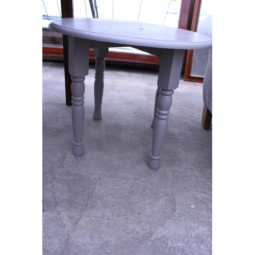 3046 - A MODERN GREY PAINTED OCCASIONAL TABLE ON TURNED LEGS 27